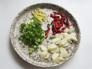 丝瓜炒虾仁,生姜切丝、红干椒切成大段、葱切碎、大蒜头切片备用