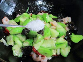 丝瓜炒虾仁,加入盐和胡椒粉、鸡精调味