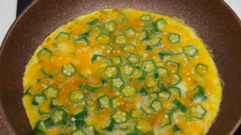 秋葵菜脯蛋餅,把所有材料混合，下已經放油燒熱的平底鍋，煎1分鐘