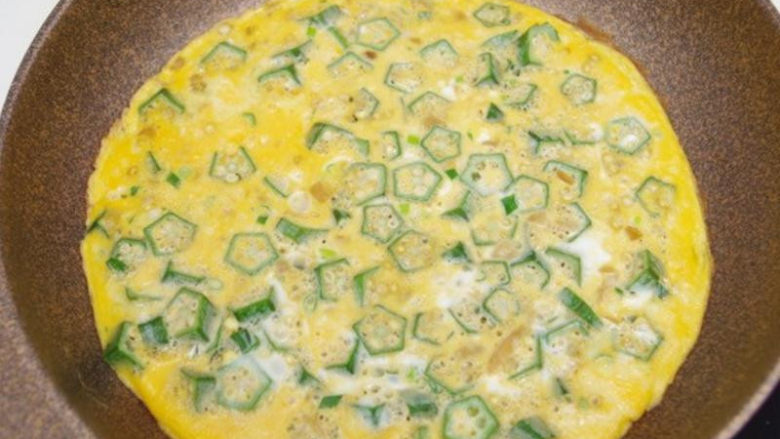 秋葵菜脯蛋餅,關火關鍋蓋焗3－4分鐘或至蛋餅表面的蛋全凝固，把蛋餅滑到碟上。