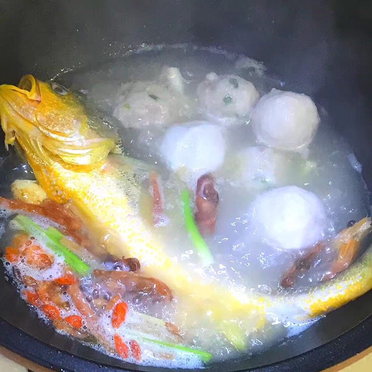 杂烩海鲜煲
 ,放入黄鱼   鳗鱼丸  炖煮十五分钟放香芹枸杞  调味出锅