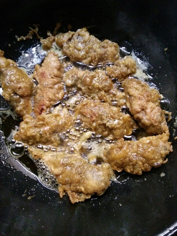 美味香脆鱼,把拌好的鱼又放在热油锅里小火慢慢炸，可以一边拌一边炸，直到炸得黄黄就可以起锅了。