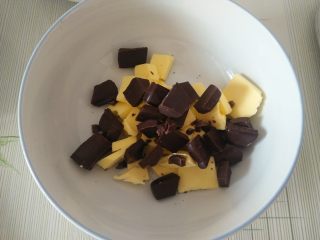 巧克力熔岩蛋糕,黑巧克力和黄油切小块放入碗中；