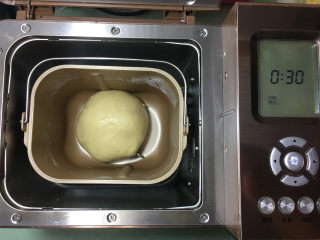 香蕉辫子吐司,将面团整理好，放入面包机中，用面包机自带的发酵功能进行基础发酵，时间为30分钟。