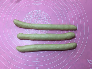 香蕉辫子吐司,三个同样方法整形好后搓成长度为20cm左右的长条。