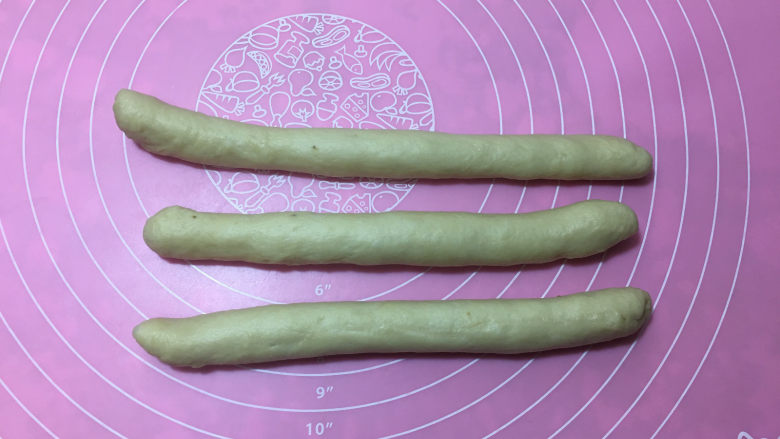 香蕉辫子吐司,三个同样方法整形好后搓成长度为20cm左右的长条。