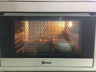 香蕉辫子吐司,利用烤箱发酵功能，放入烤箱中进行二次发酵，时间为30-40分钟，发酵时在烤箱中放入一碗温水来维持烤箱中的湿度。 