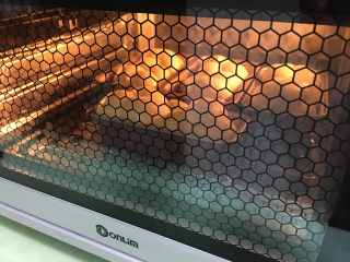 香蕉辫子吐司,然后放入预热好的烤箱中进行烘烤，进行为25分钟。