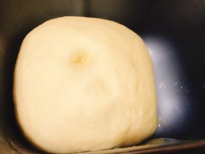 花式面包,在面包机内发酵至原来的两倍左右大，用手指按下不回弹，即说明发酵好了。
