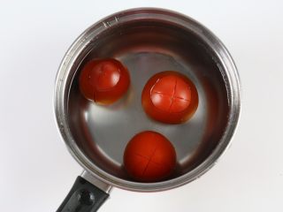 番茄金蛋烧,锅里放入适量的水煮开，加入番茄，烫30秒左右。