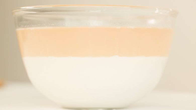 自制健康凉皮,把所有洗出的粉浆倒入一个盆中，沉淀6-7个小时。缓缓倒出上面的清水，将余下的面浆搅拌均匀。