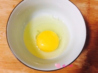 班尼迪克蛋,鸡蛋一个，打到碗里