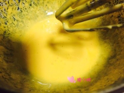 班尼迪克蛋,打至蛋黄变的浓稠，液体膨大无粗泡状态