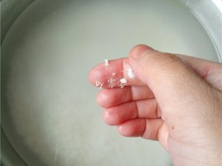 自制酒酿（酸奶机版）,用清水浸泡12个小时左右；糯米能用手指碾碎即可；