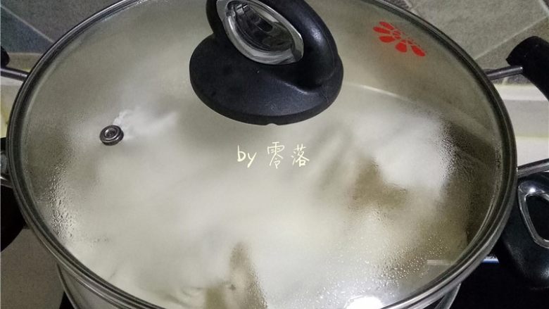 自制酒酿（酸奶机版）,将边缘蒸布盖在糯米上，蒸30分钟左右；