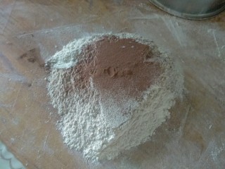 双色猪蹄花卷
,准备一份加入可可粉的面粉，