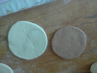 双色猪蹄花卷
,接下来两种面团分别下剂子，擀薄饼，