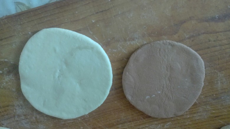 双色猪蹄花卷
,接下来两种面团分别下剂子，擀薄饼，