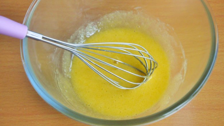 原味松饼（无泡打粉版）,搅拌至糖与蛋黄融合。