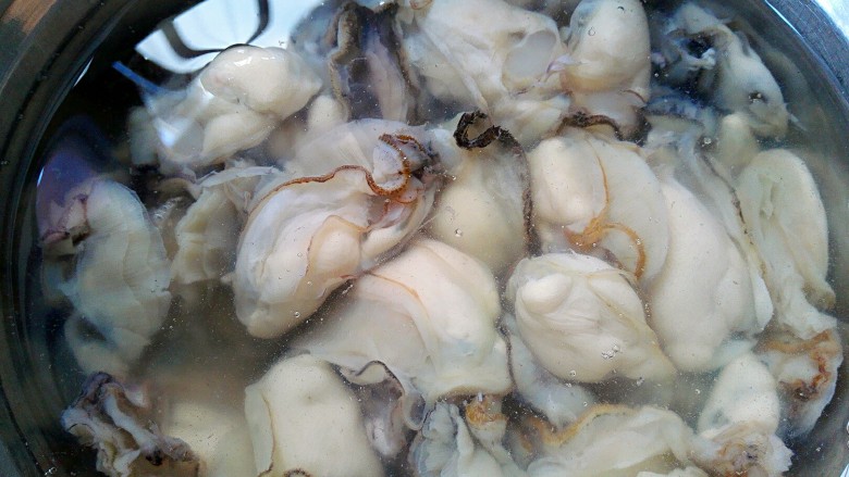 椒盐酥海蛎子+#人民的美食#,放盐，水浸泡半个小时以上