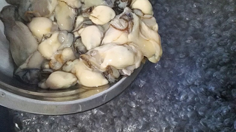 椒盐酥海蛎子+#人民的美食#,烧开水倒入清洗干净的海蛎子焯水10秒就可以了，(不但去腥，也会去掉脏东西)时间不宜久，海蛎子会缩小影响口感。