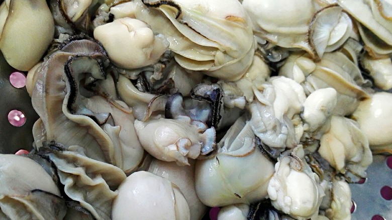 椒盐酥海蛎子+#人民的美食#,捞出沥干水份