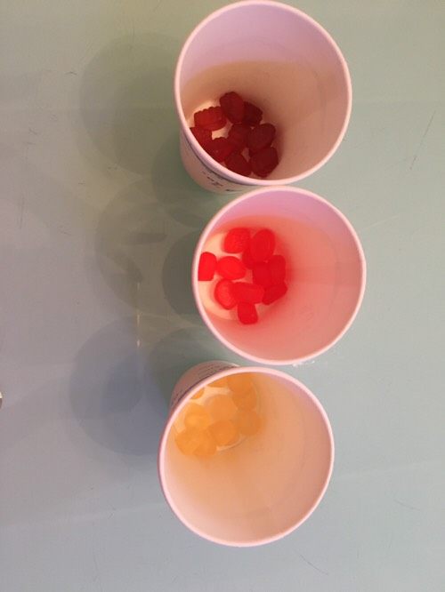 彩虹布丁🍮,把糖撕开放到纸杯里，一定要不同颜色放到不同的杯子里。