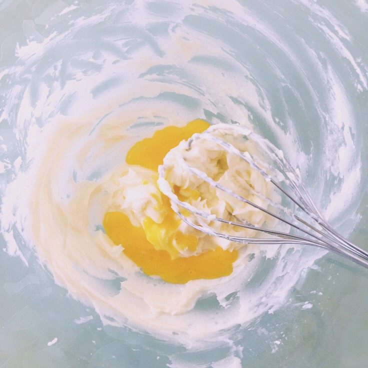 【网上厨房独家】微苦抹茶沙布列酥饼,加入两小勺全蛋液，搅拌均匀至蛋液完全吸收