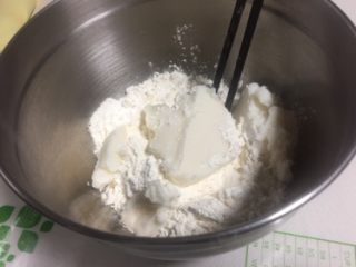 豆沙蛋黄酥,揉面的时间同时做油酥，面粉和猪油放进盆里，用筷子稍微搅拌下。