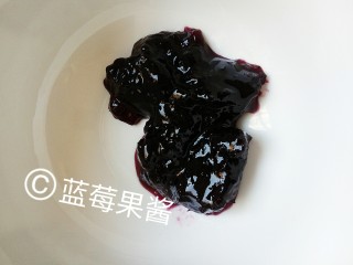 看着都好吃的蓝莓山药,蓝莓果酱50克放入碗中。