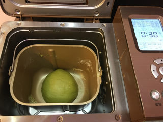 抹茶凤梨全麦面包,将面团整圆后放入面包机中，使用面包机发酵菜单进行一次发酵，时间为30分钟。