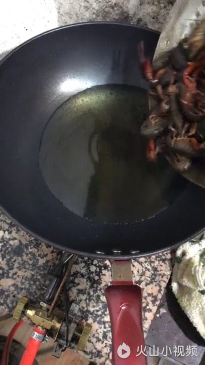 十三香龙虾,锅中油烧好，7成油温。炸好待用
