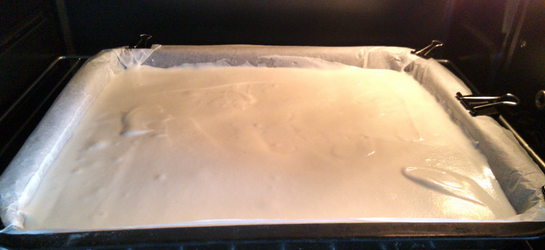 有龙出海彩绘蛋糕卷,图案定型后，直接浇在上面，抹平。入烤箱中层，上下火160度，烤15分钟左右后取出
