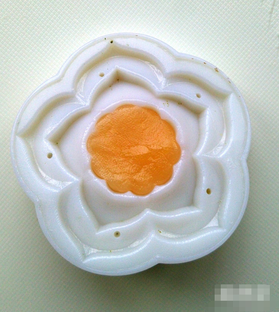 花式冰皮月饼,三色花其实也是类似。先用芒果面团填满花心部分