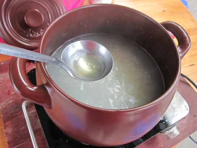 皮蛋瘦肉粥,煮开锅后加入小半勺食用油。
