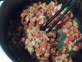 小茴香饺子,用筷子，一个方向搅动，让肉浆上劲，更入味。