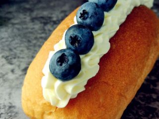 蓝莓奶油小餐包,蓝莓也可以用其他切片水果代替