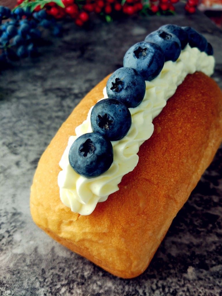 蓝莓奶油小餐包,蓝莓也可以用其他切片水果代替