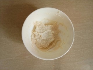 椰蓉花朵面包,烫种制作：20克开水加入20克高筋面糖中混拿均匀。放凉备用。