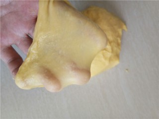 椰蓉花朵面包,揉至出薄膜。