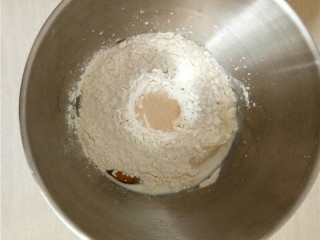 椰蓉花朵面包,主面团中除黄油外的材料混合揉成光滑面团。