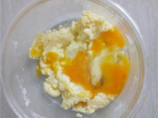 椰蓉花朵面包,加入鸡蛋液。