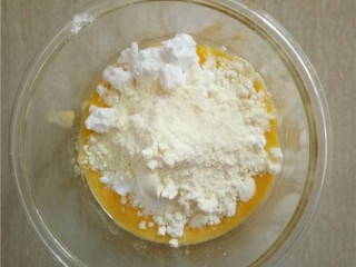 椰蓉花朵面包,加入糖粉，奶粉混合均匀。