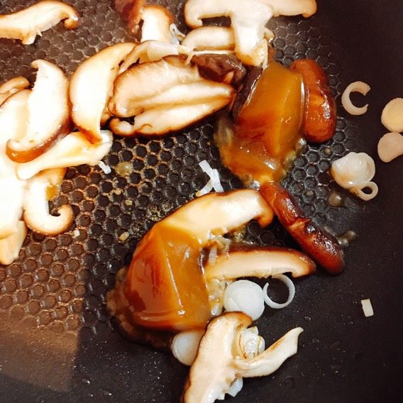 海参香菇白玉汤,加入浓汤宝翻炒至融化
