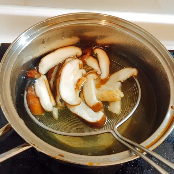 海参香菇白玉汤,蘑菇用开水简单焯一下