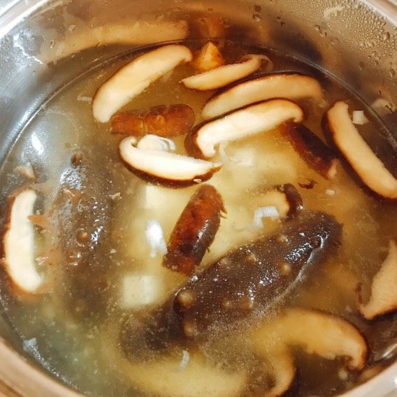 海参香菇白玉汤,加入豆腐，中火焖煮5分钟，即可