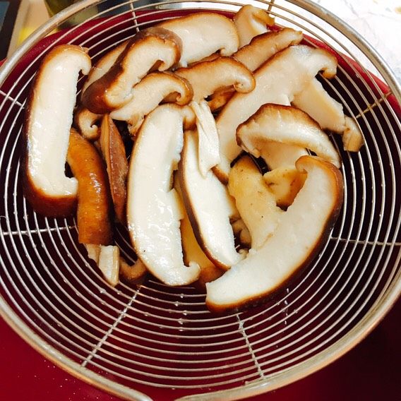 海参香菇白玉汤,捞出做准备