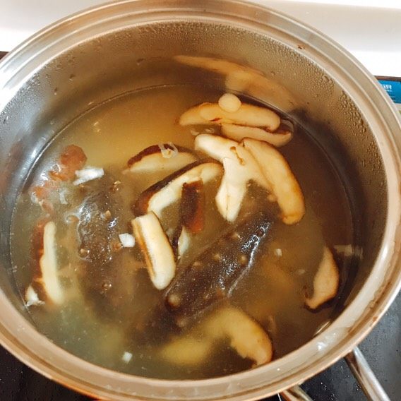 海参香菇白玉汤,水再次沸腾后加入炒好的香菇