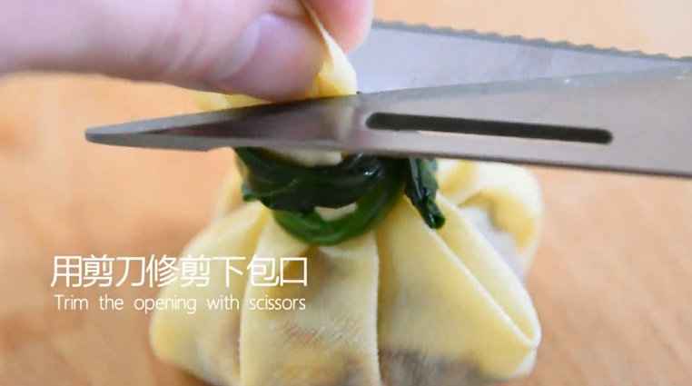 大厨教你做“福袋”，营养美味而且方法简单,用剪刀修剪下包口