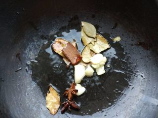 电压力锅版卤肉饭,在刚才的油锅中下洋葱块，八角，香叶，桂皮，小火翻炒